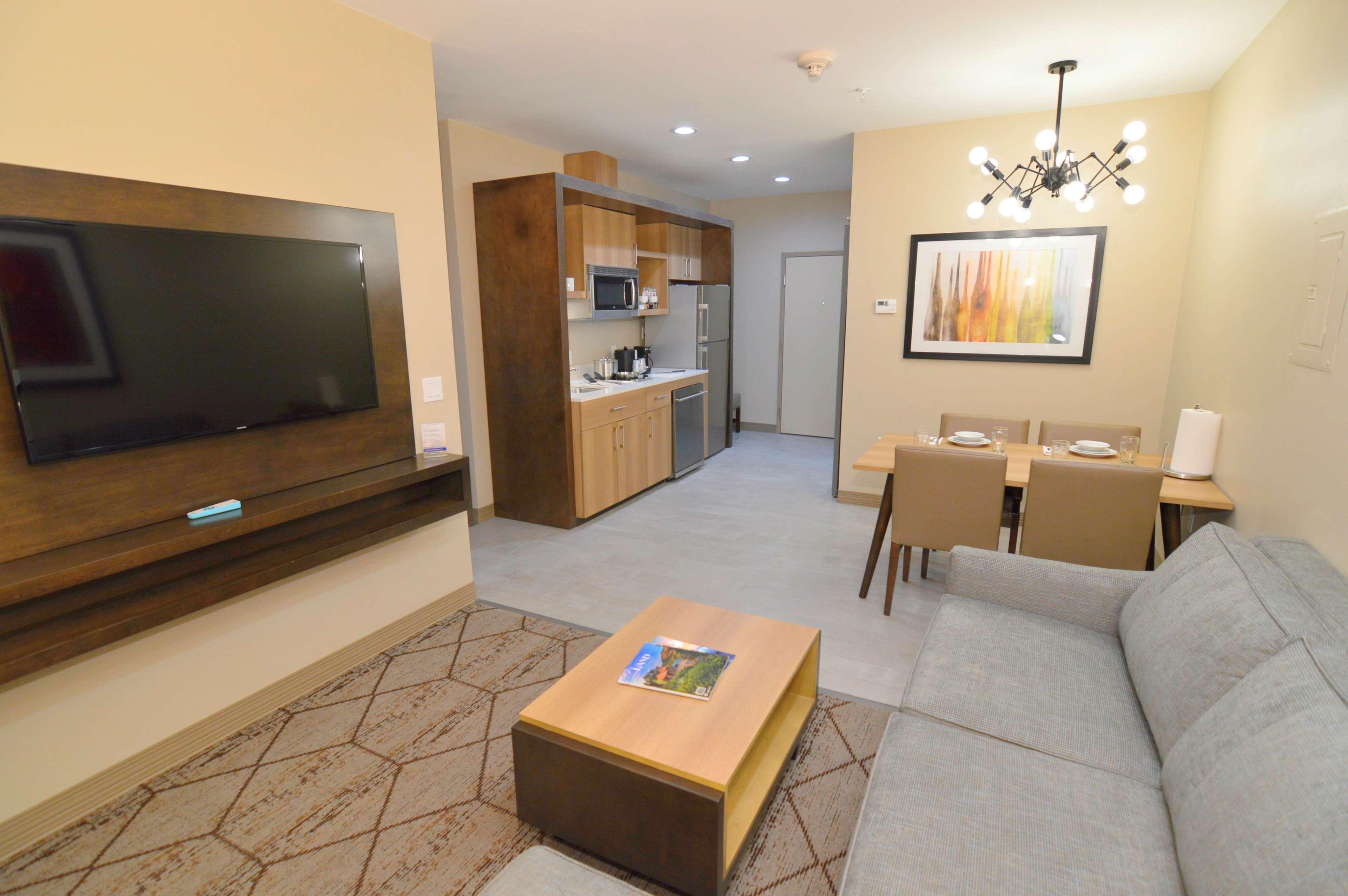 Best Western Plus Pleasanton Hotel Exterior photo