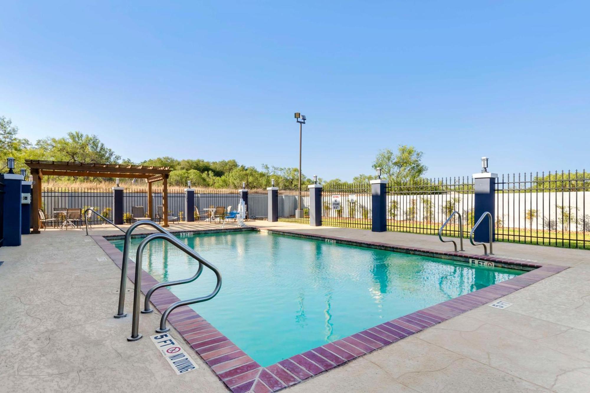 Best Western Plus Pleasanton Hotel Exterior photo